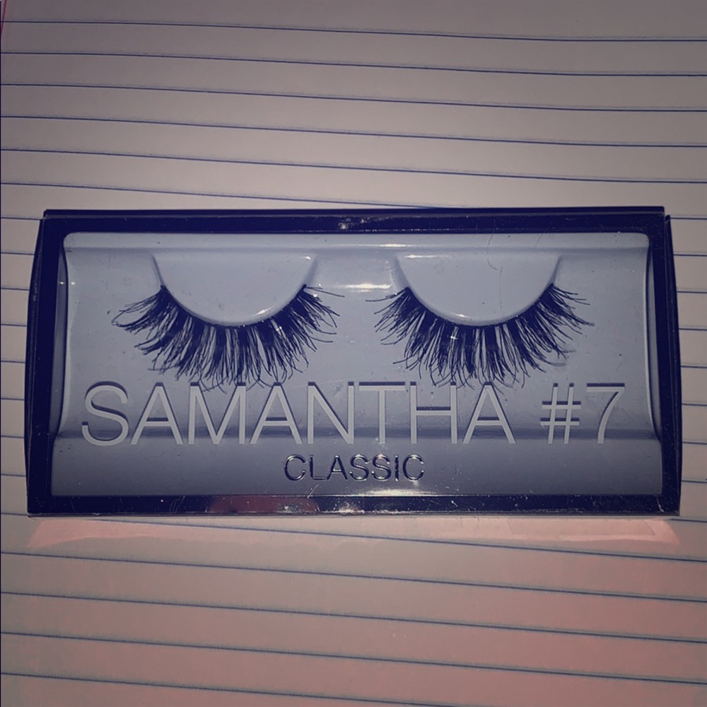 Huda Beauty “Samantha” eyelashes